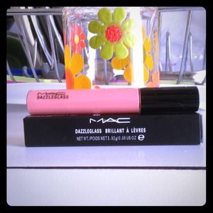 ☀☀☀☀☀Traded☀☀☀MAC Dazzleglass in "like Venus " !