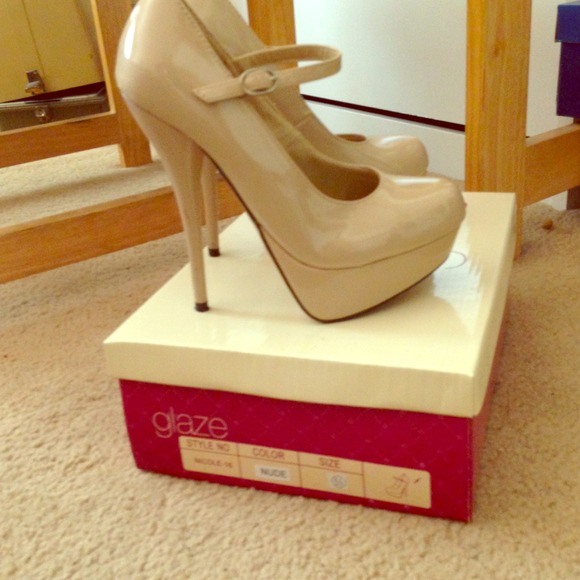 Glaze Shoes - Close toe nude heels with strip