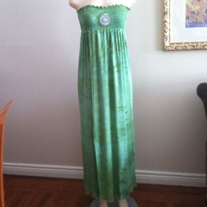 NWOT Tie Dye Maxi Dress w/removable Broach