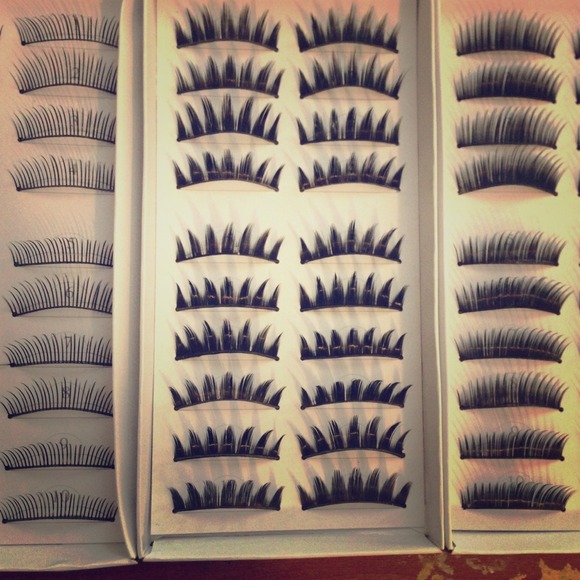 10 pairs of fake eyelashes.