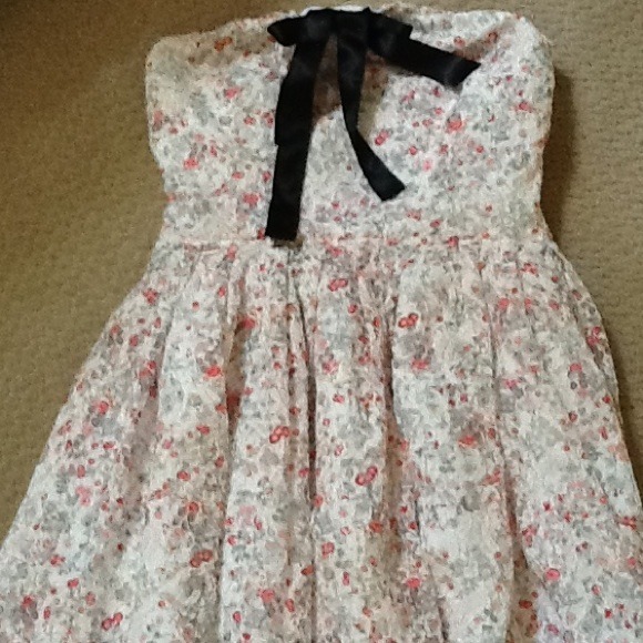 Feminine Floral Halter Dress - Picture 2 of 4