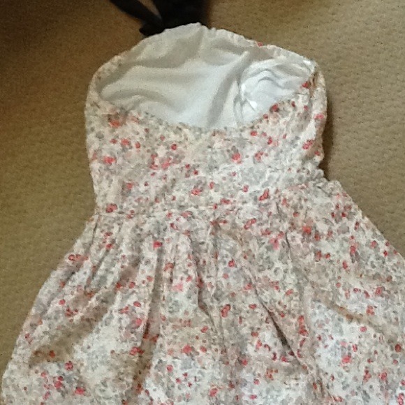Feminine Floral Halter Dress - Picture 3 of 4