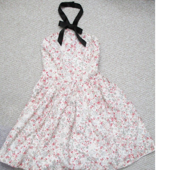 Feminine Floral Halter Dress - Picture 4 of 4