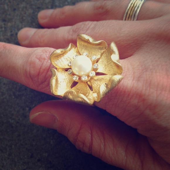 Stella & Dot yellow gold, flower