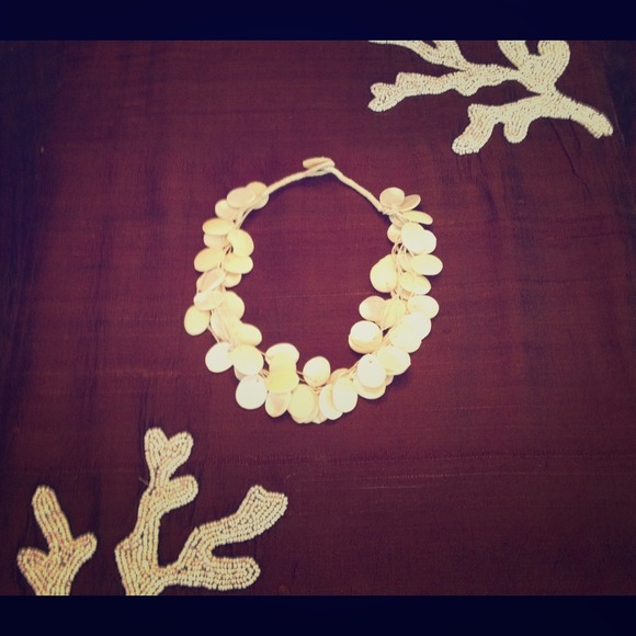 🍀REDUCED  pearl color, irredescent shell necklace