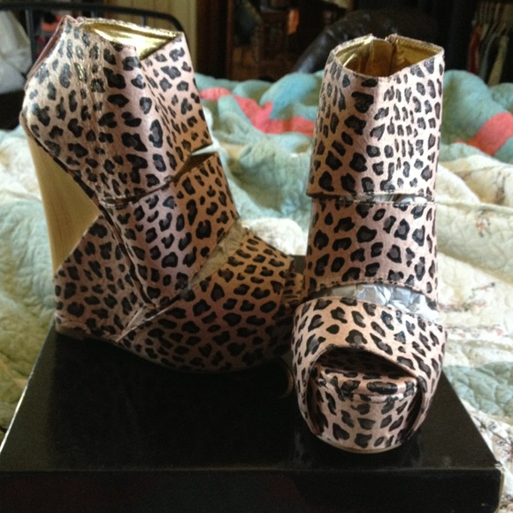 Cheetah super wedge. Negotiable