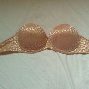 Strapless push-up bra with attachable 4-way straps