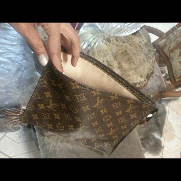 ****SOLD****Authentic Louis Vuitton toiletry pouch - Picture 2 of 3