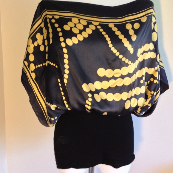🚫SOLD🚫Beautiful gold and black top - Picture 2 of 2