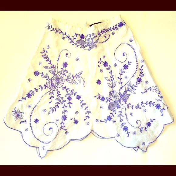 Embroidered linen skirt with eyelets