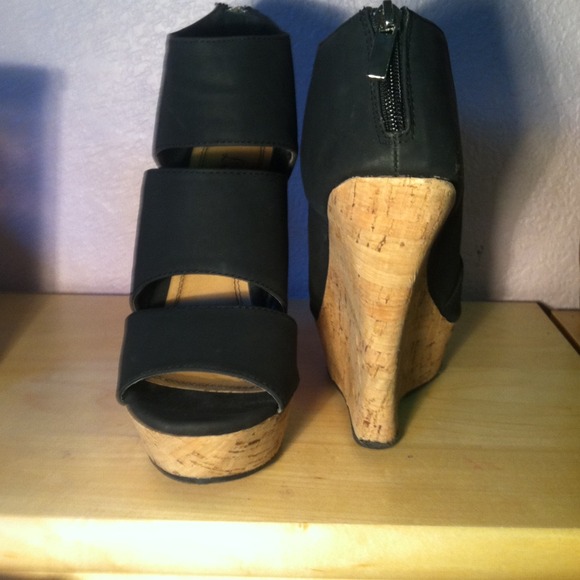 Black wedges