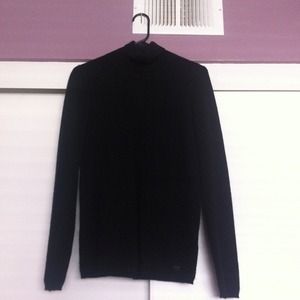 tory light weight turtle neck sweater.