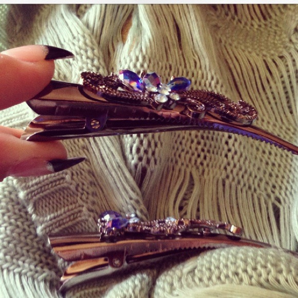 Silver Butterfly hair clips - Picture 3 of 3