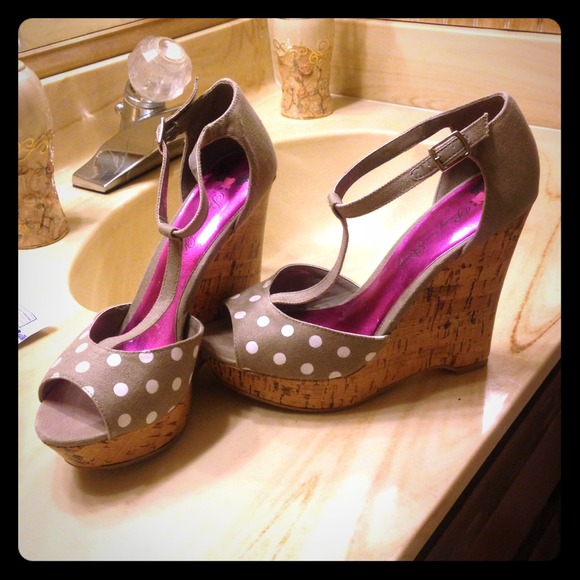 ❗REDUCED light gray wedges with white polka dots❗
