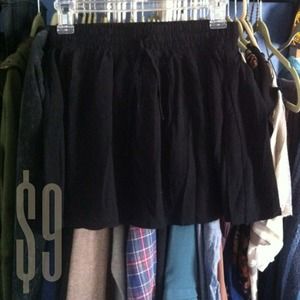 Plain black flowy skirt/ Size: S