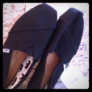 Black canvas Toms shoes