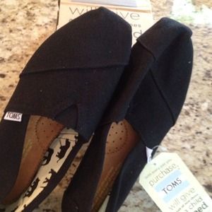 Black canvas Toms shoes