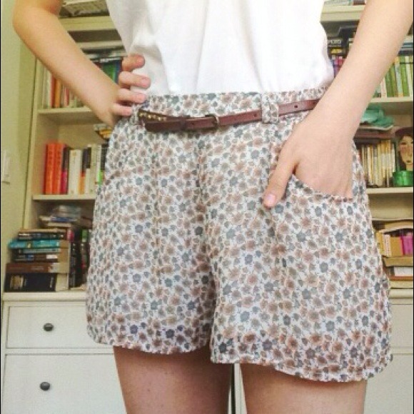 H&M high-waisted lightweight floral shorts