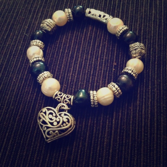 💢PRICE CUT💢Heart charm bracelet - white