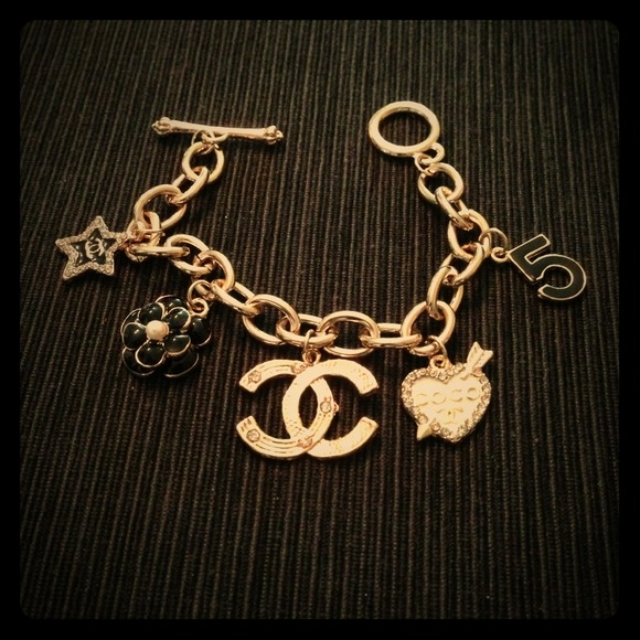 💢SOLD💢Gold charm bracelet - 5 charm