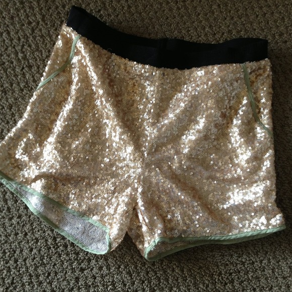 ❌❌Sold❌❌Gold sequin shorts - new! Never worn - Picture 4 of 4