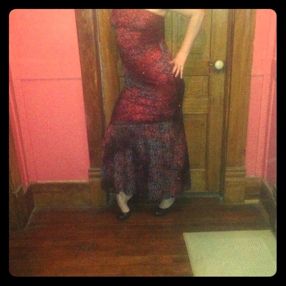 Strapless Gown red&black layered, lightly sparkled - Picture 1 of 3