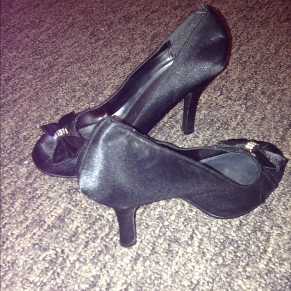 Heel shoes size 8