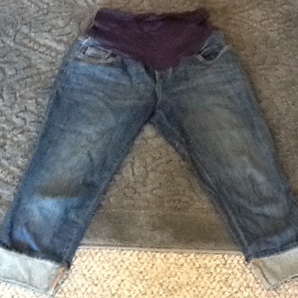 SOLD. Maternity. Cuffed capris.