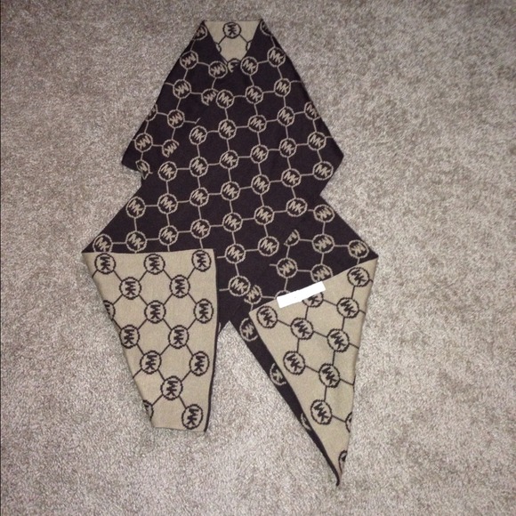 ⬇REDUCED⛄Beautiful Reservable  Michael Kors Scarf