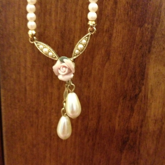 Delicate pearl with ceramic rosé by 1928