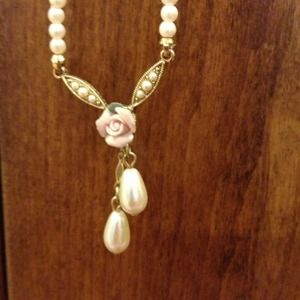 Delicate pearl with ceramic rosé by 1928