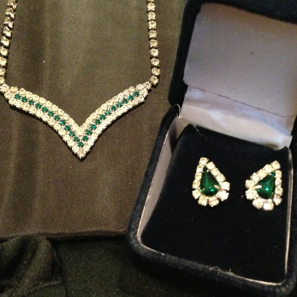 Rhinestone & emerald necklace & earring set