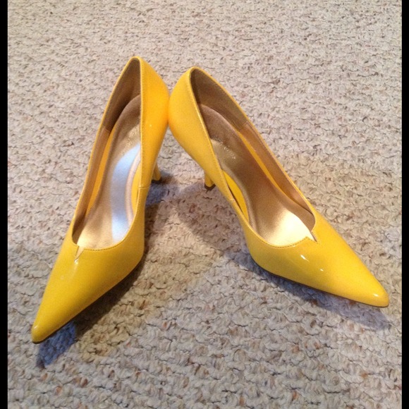 Yellow heels😀