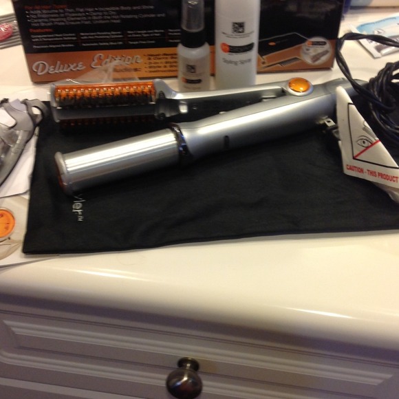 InStyler Straightener and Curler evrything inside