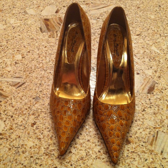 Mustard colored pump