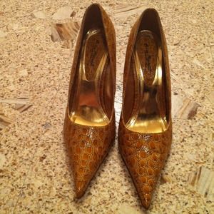 Mustard colored pump