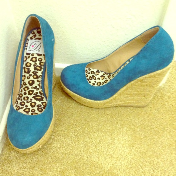***SOLD!Sexy pumps in teal color size 6