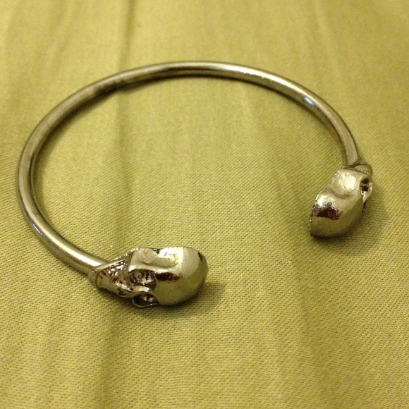 ⛔️ SOLD Gun metal colored Skeleton Head Bracelet⛔️