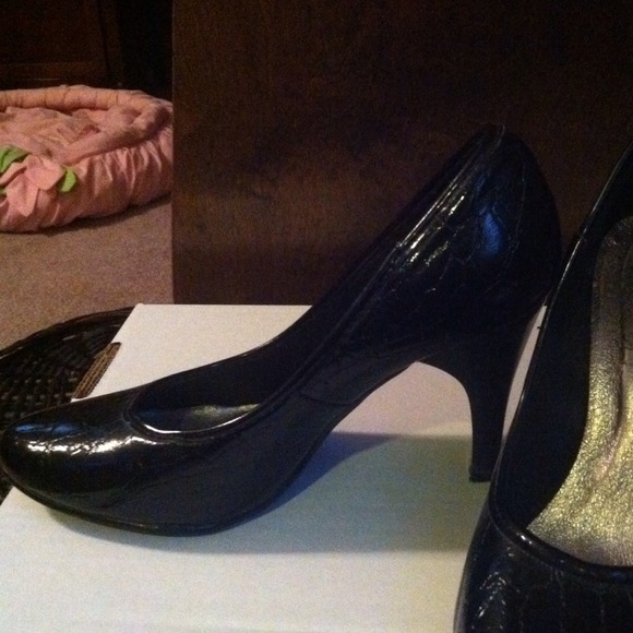Black snakeskin pumps