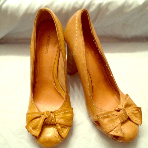 *Sold******Tan ladies pump