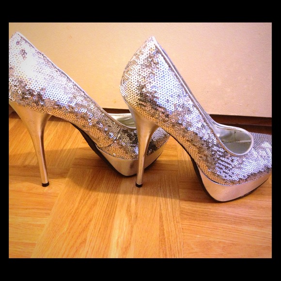 Cute sequined heels! SOLD