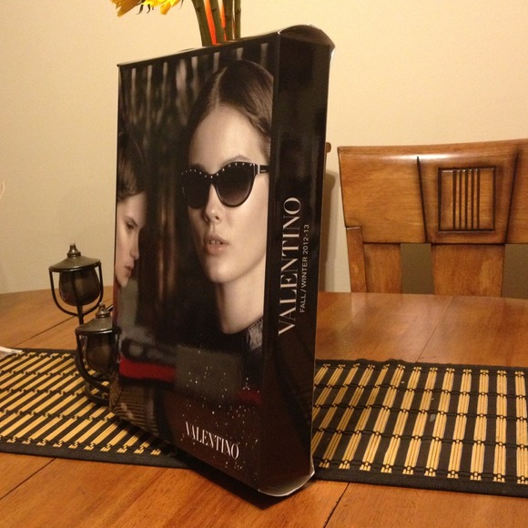 ⛔Sold⛔Valentino Display - Picture 2 of 4