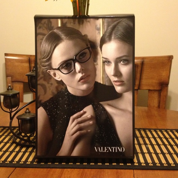 ⛔Sold⛔Valentino Display - Picture 3 of 4
