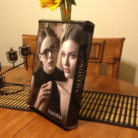 ⛔Sold⛔Valentino Display - Picture 4 of 4