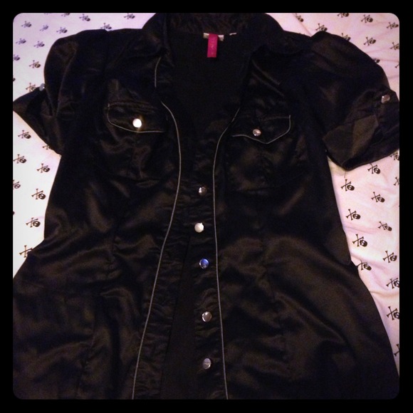 🚫Sold/bundled!🚀❤Cute black shirt ❤