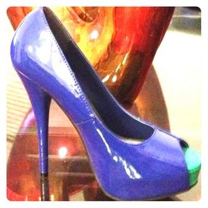 Two tone peep toe pump