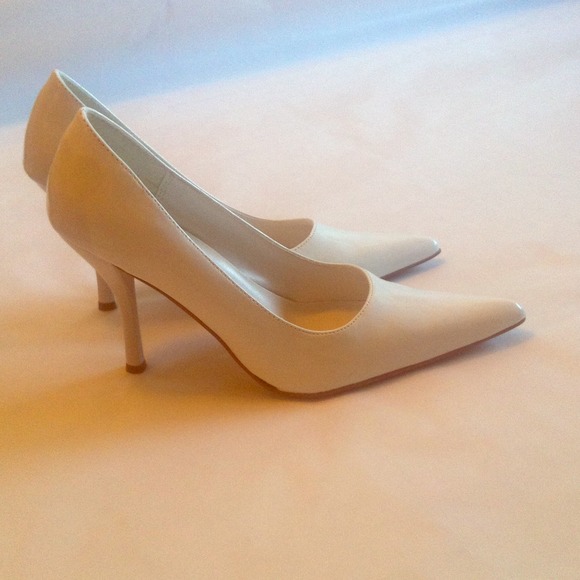 Classic White Pointed Shoes - Preloved