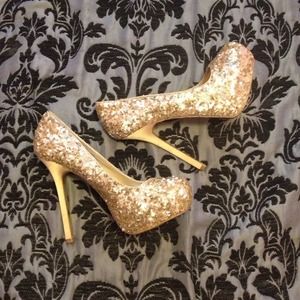 $85 OBO🎉REDUCED🎉Gold Sequined Steve Madden Pumps