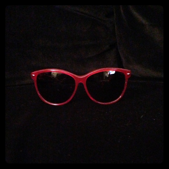 Shipping label for Betsey Johnson sunglasses