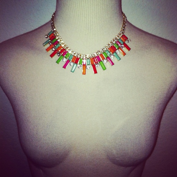 *NWT* Multi-Color Collar statement necklace - Picture 3 of 4